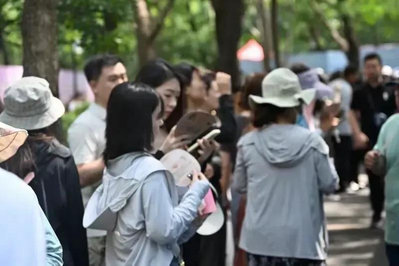据说在济南的相亲市场上，男女比例已经达到了惊人的1比8，女8男1。当然从整