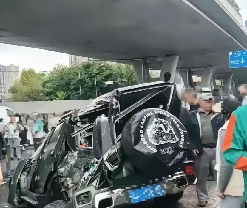 成都这事有点不可思议29岁的驾驶员，连车带人从高架堕落，护栏杆砸中了一个骑电