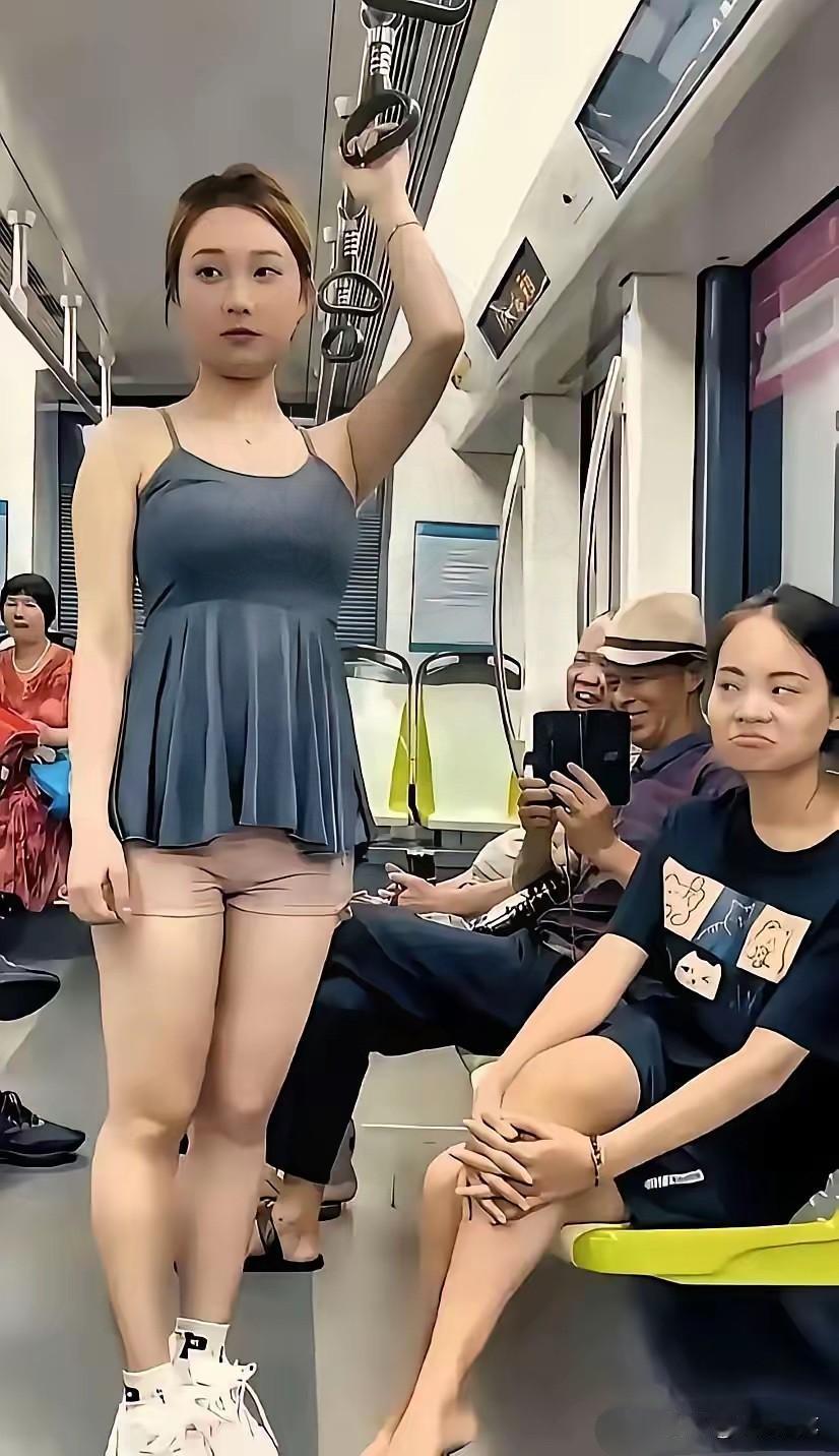 这女子绝对是表情帝，别说，这个表情一般人真做不出来。​在地铁上，一年轻女子穿着