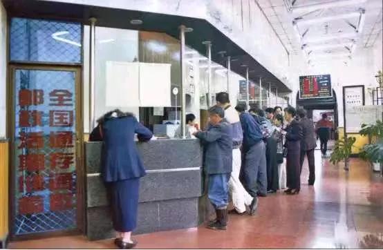 1998年邮电分家后，邮政第一年就亏了179亿，成了全国最穷的行业。为了活