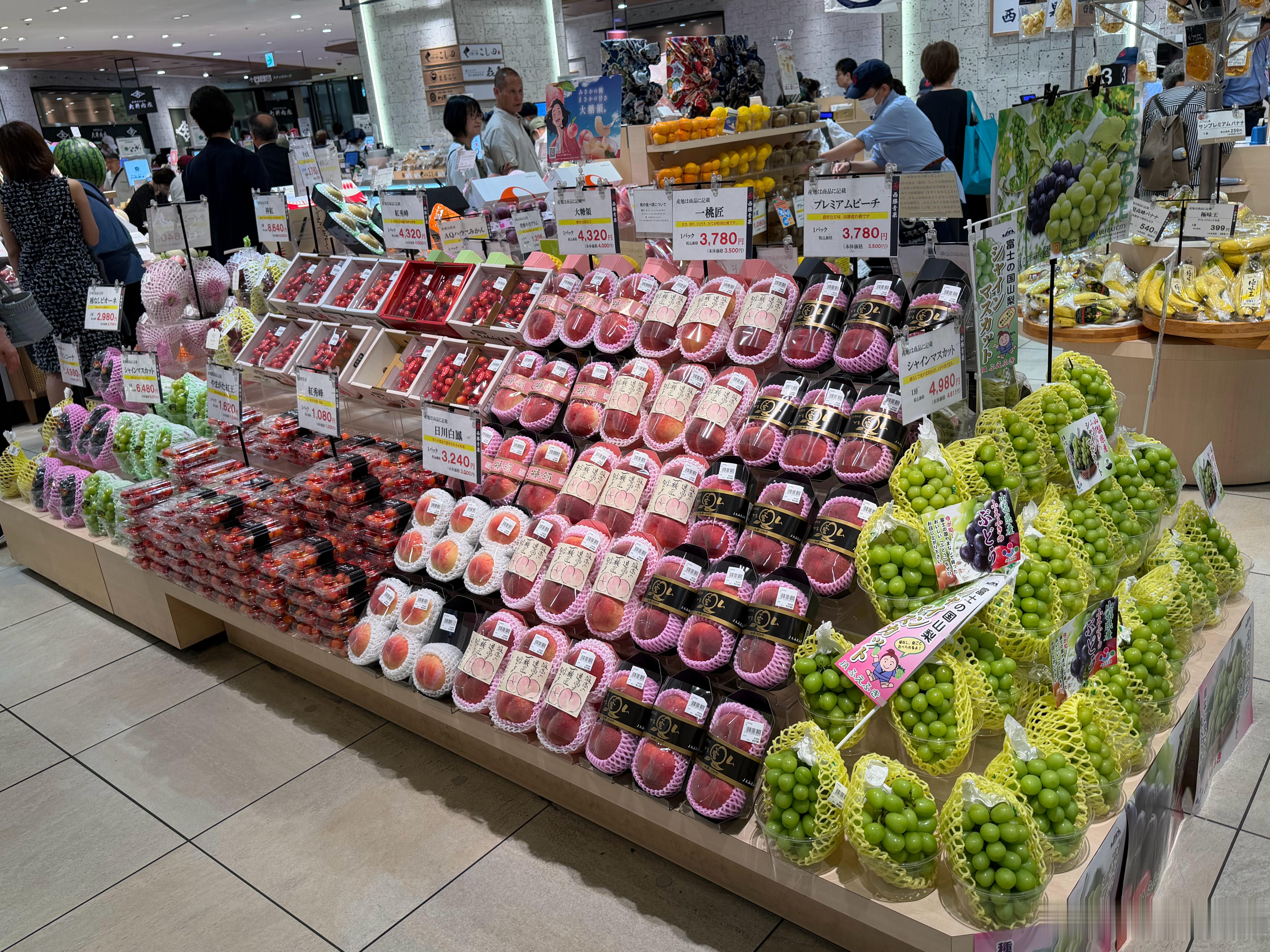 除了国内，其他地方都是拿水果当奢侈品吃的。一颗大西瓜200多人民币，一只菠萝