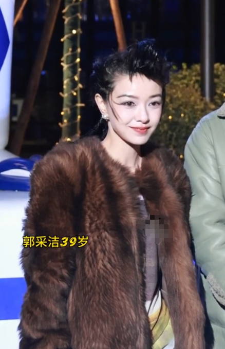 郭采洁的脸是真美，超级超级喜欢郭采洁，俏皮又贵气，林允五官线条简单利落，不花俏