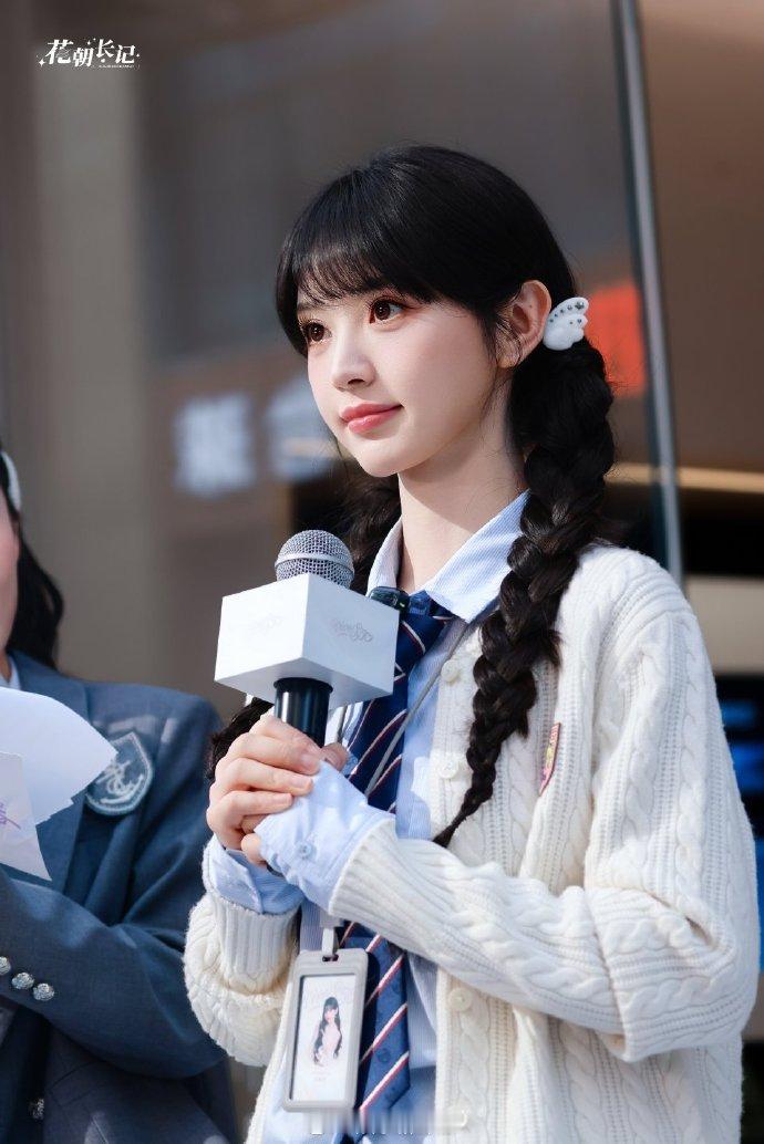 派酱安利田曦薇一日店长人气元气双马尾学姐报道！太可爱了小田，光看图片就感觉活