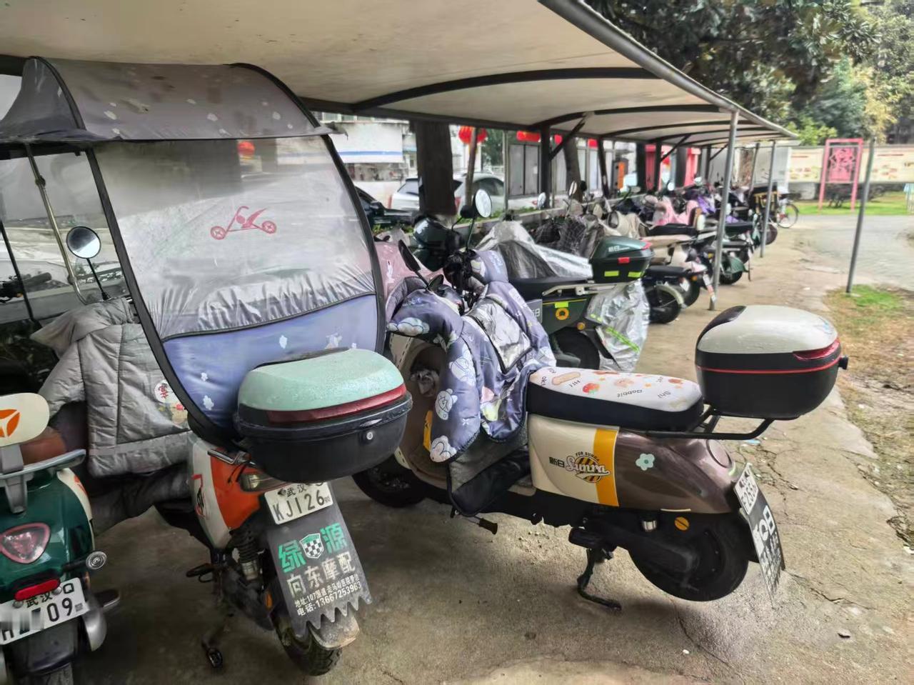 昨天下雨一业主电动车被人拉了出来，把自己的塞了进去，车身都被淋湿了她在群里