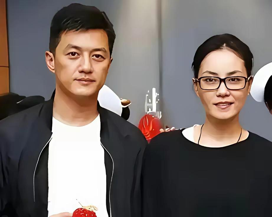 离婚13年，李亚鹏终于在几万人的直播间承认，自己是个漏钱的勺子，而且女儿李嫣根本