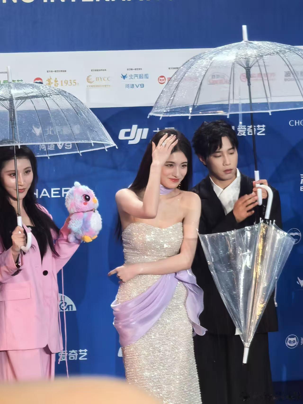 钟丽丽红毯被淋了钟丽丽亮相北影节红毯，同样遭遇撑伞站不下的情况，收了伞之后站在