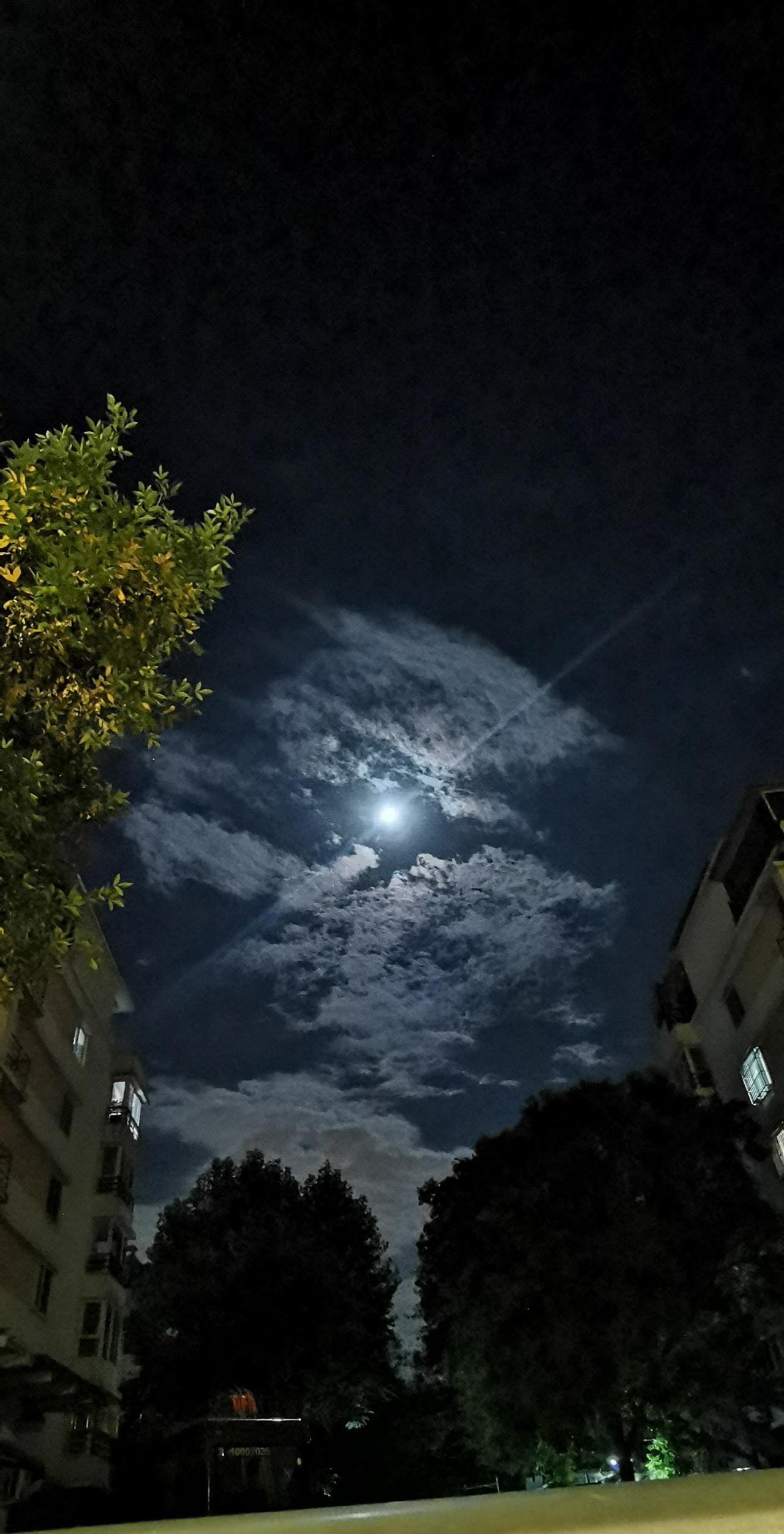 听说凌晨月全食，没等到月全食来临的时候我就先用手机拍了几张今晚的月亮，真圆啊！天