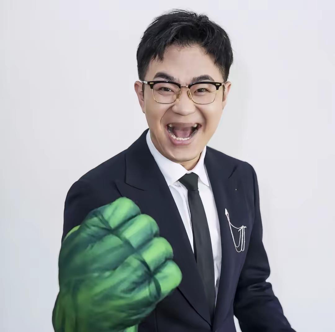 在2020年的一次访谈中，当被问及当年如何以新人身份集结众多明星出演《屌丝男士》时，大鹏笑着回忆道：