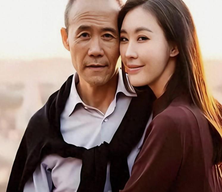 杨振宁是物理学家，也是个哲学家。翁帆则是个学者。 而王石是个商人，田朴珺是个