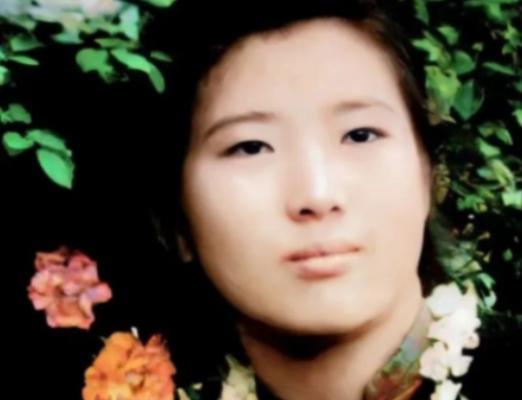 1955年，武汉女大学生吴明珠，放弃了城里的工作，趁父母不注意，连夜逃往新疆，父