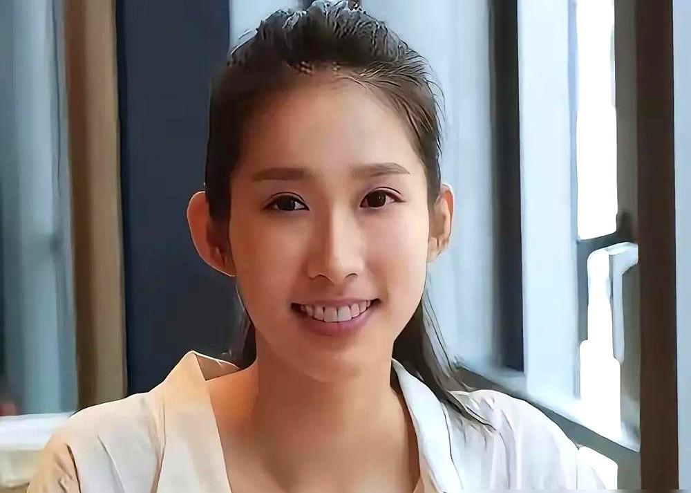 霍启山真傻，放着奥运冠军不要，偏偏选个女演员？霍震霆逢人就念叨感谢晶晶下嫁，全