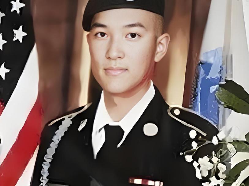 2011年，19岁的美国华裔不顾家里反对，执意加入美军，却因洗澡忘关热水炉，被美