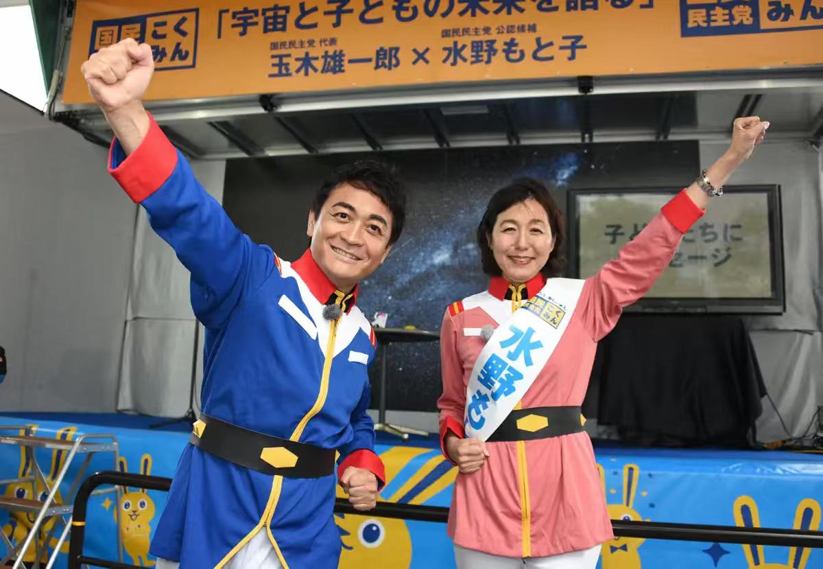 2019年参议院选举，国民民主党党首玉木雄一郎替自己党的参选人水野素子街头拉选票