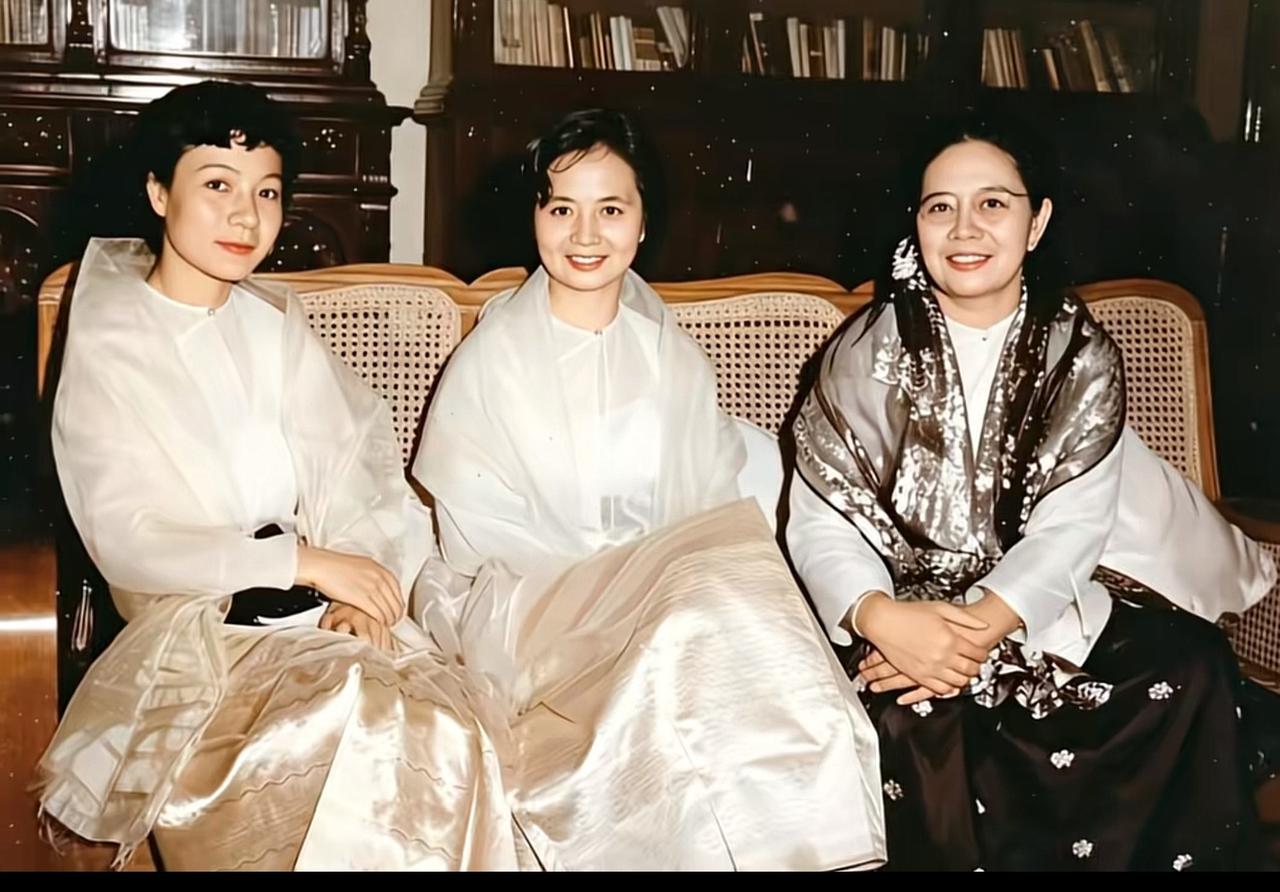 不懂就问，这三位美丽女士，中间女士我认识，是陈毅元帅夫人张茜，可是左边和右边的女