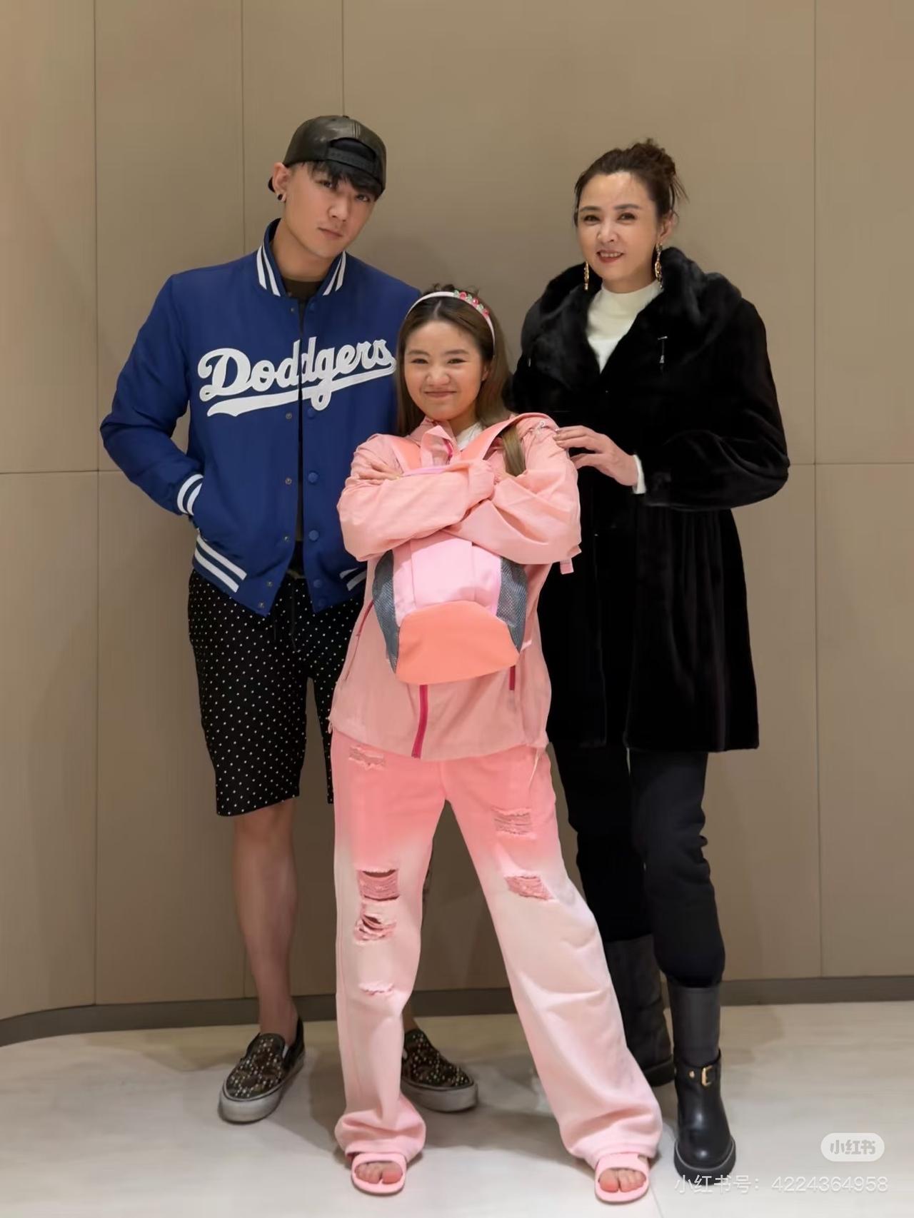 半路夫妻难到老，半路母女也装不下去了参加变形计的崔晋的妈妈在直播透露，从大山里