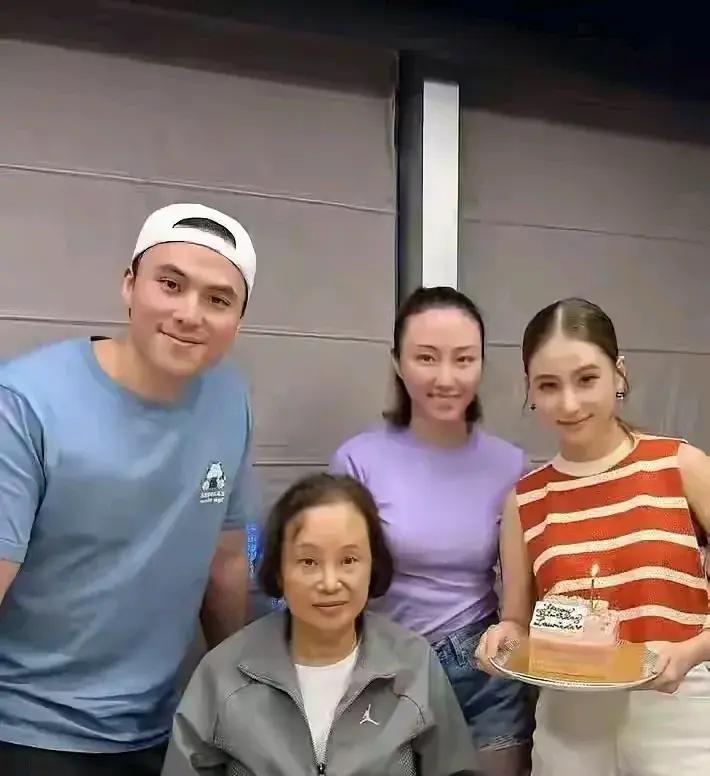 看到了窦骁婚后的生活，才发现当初吴克群选择离开何超莲有多明智。当年窦骁花几千万