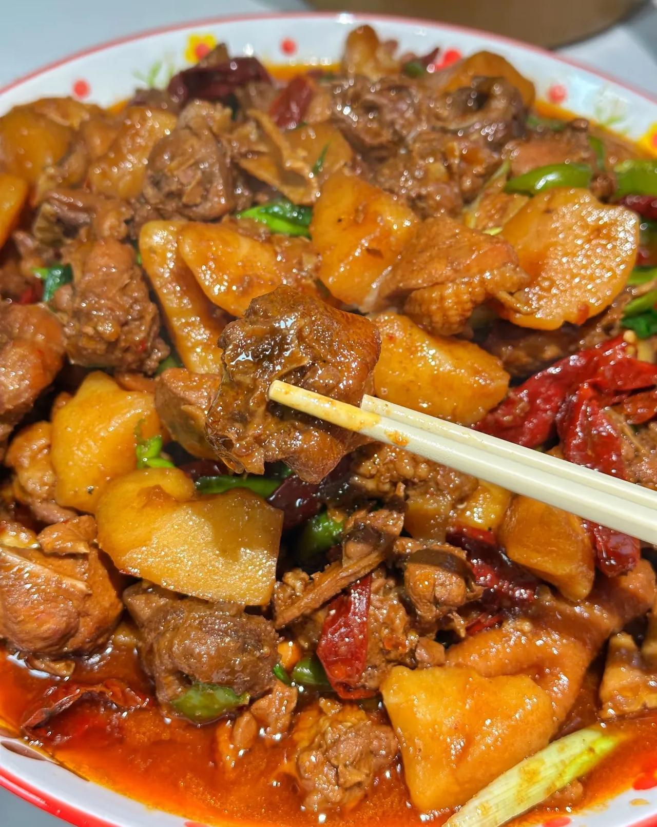 这是…临沂炒鸡？跟着网上学做的临沂炒鸡前面步骤都是对的但是加了一点土豆之后