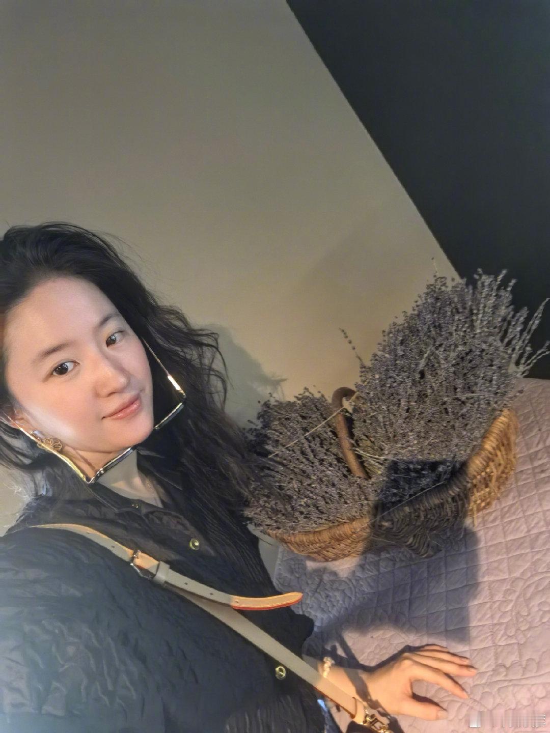 下巴戴墨镜？这是什么造型啊挺别致啊​​​