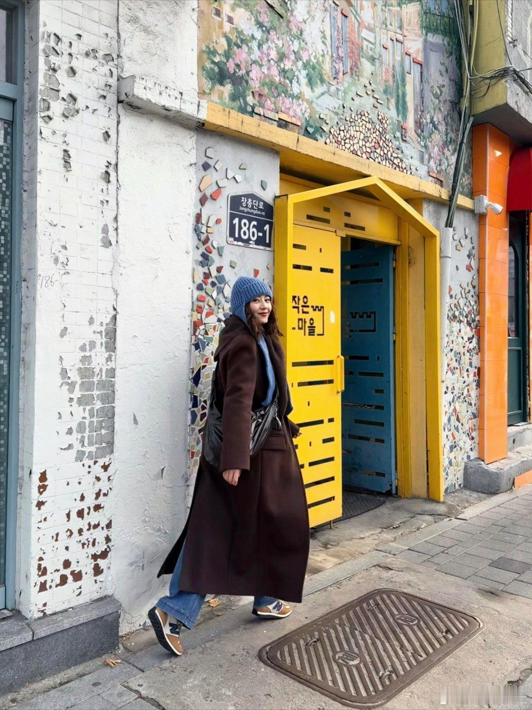 高圆圆韩国街拍，看到她现在的状态，我对赵又廷也释然了圆圆的衣品不错，就是很女人又