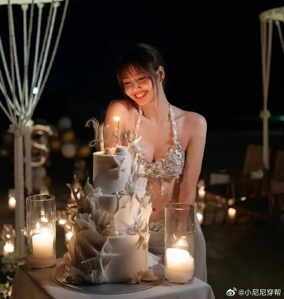 Lisa在海边过29岁生日，亮闪闪的比基尼好好看！其实她不是特别高，看着像175