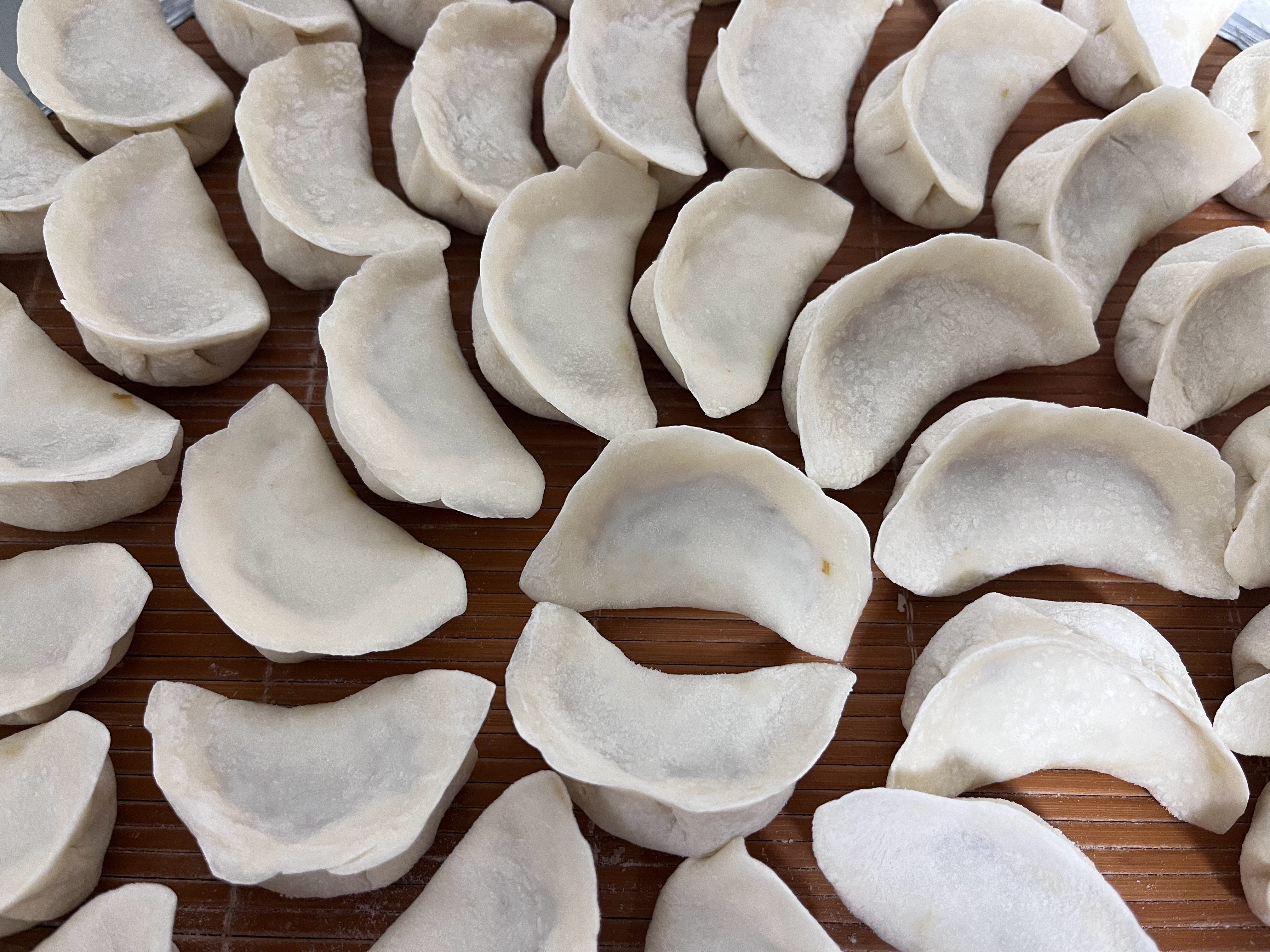 今日份晚饭又又又是吃饺子🥟～凉拌豆丝搭配饺子很不错