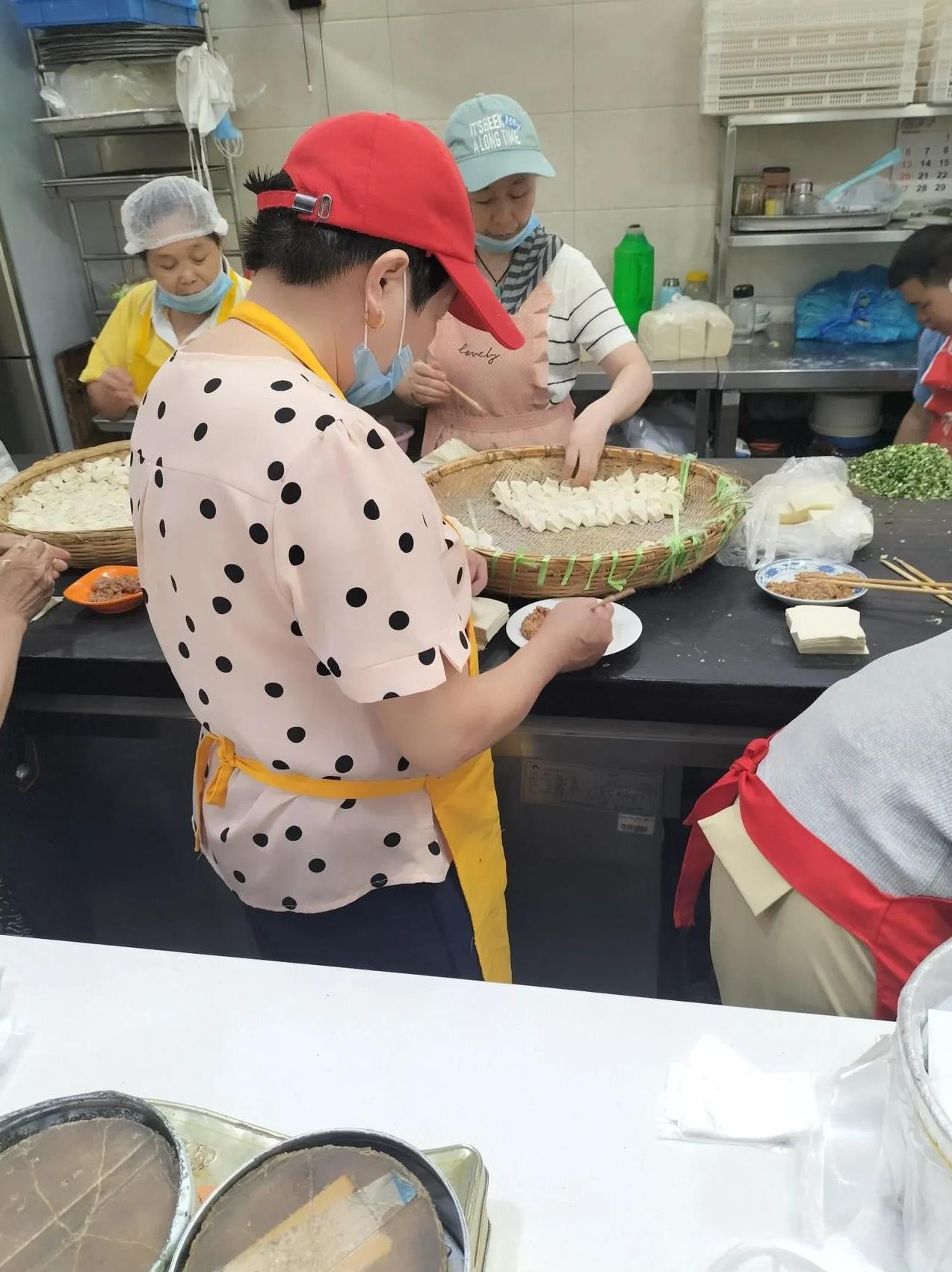 年轻人都去哪儿了？在杭州苏州待了几天，饭店里开票的，下面的，包馄饨，做油煎包的；