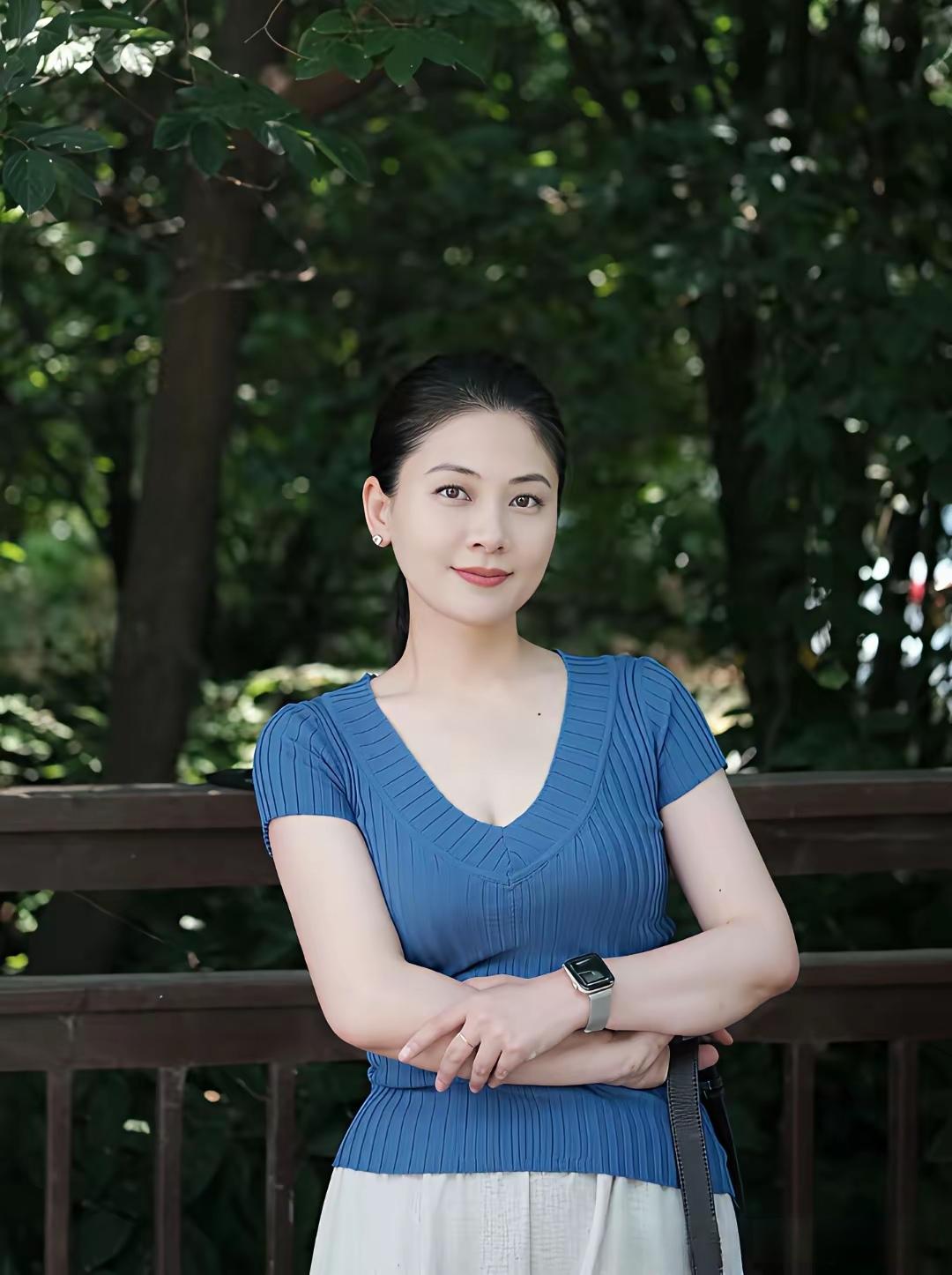 吃饭上，南方重菜，精致多样，讲究色香味俱全、荤素搭配，小口细品；北方重主食，馒头