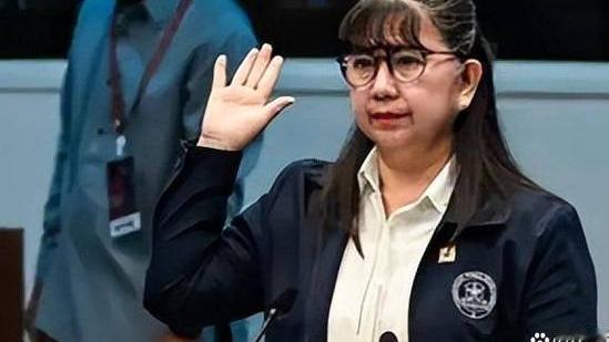 8月25日的庭审上，阿科斯塔的表态出现了极具戏剧性的反转，从之前的“指认莎拉下令