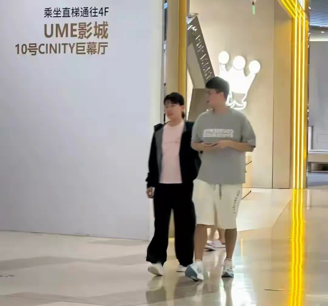 看见陈幸同和周启豪大大方方的走在一起，真的很幸福。不由的让我又想起了那两小只！