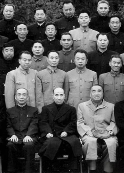 五十年代末，元帅和将军们在一起的合影，前排右起：朱德元帅，林彪元帅，李富春同志，