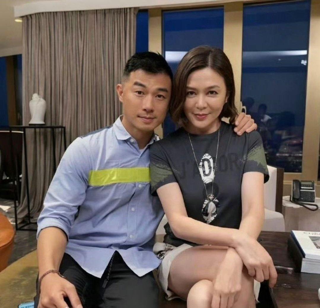 62岁关之琳模特的新男友才27岁，登上热搜。二人相差35岁，被网友戏称“奶孙恋”