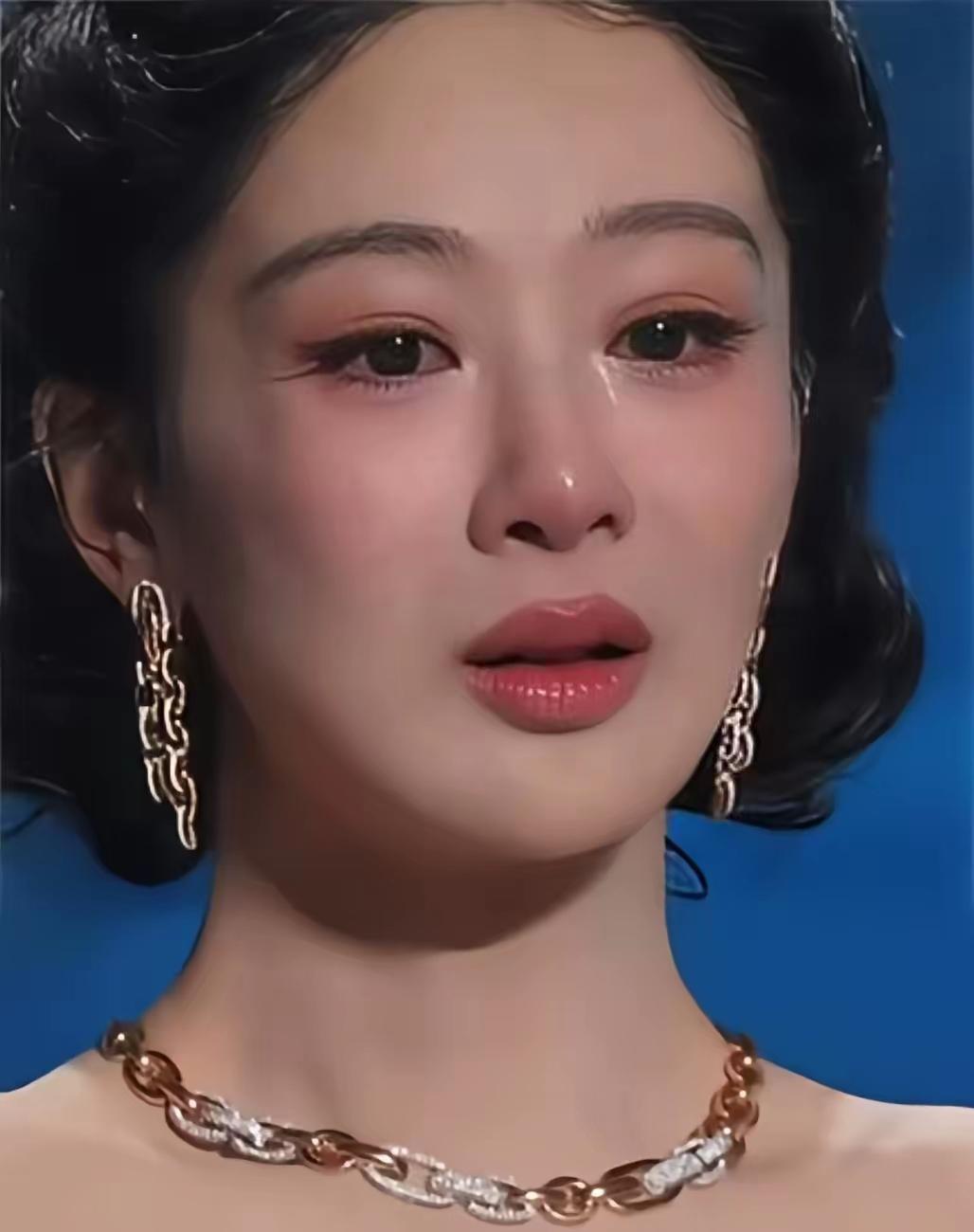 杨紫这一哭，可把珠宝商和礼服商整着急了，明明是想给自己品牌打个广告的，偏偏杨紫一