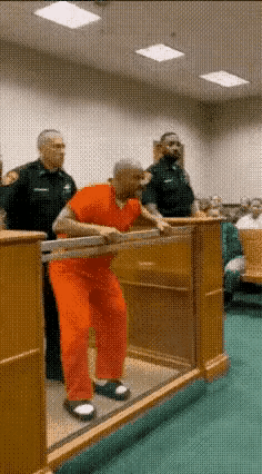 这个黑人罪犯武功了得，听到法官审判后，对结果不满，一个飞跃直扑法官将法官扑倒，两