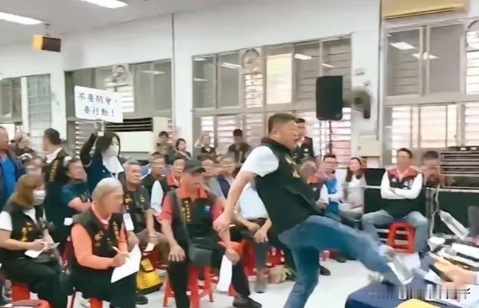 花莲议长张峻半个月前踹向傅崐萁的那一脚，真的打动了绿营上月27日，花莲县议长