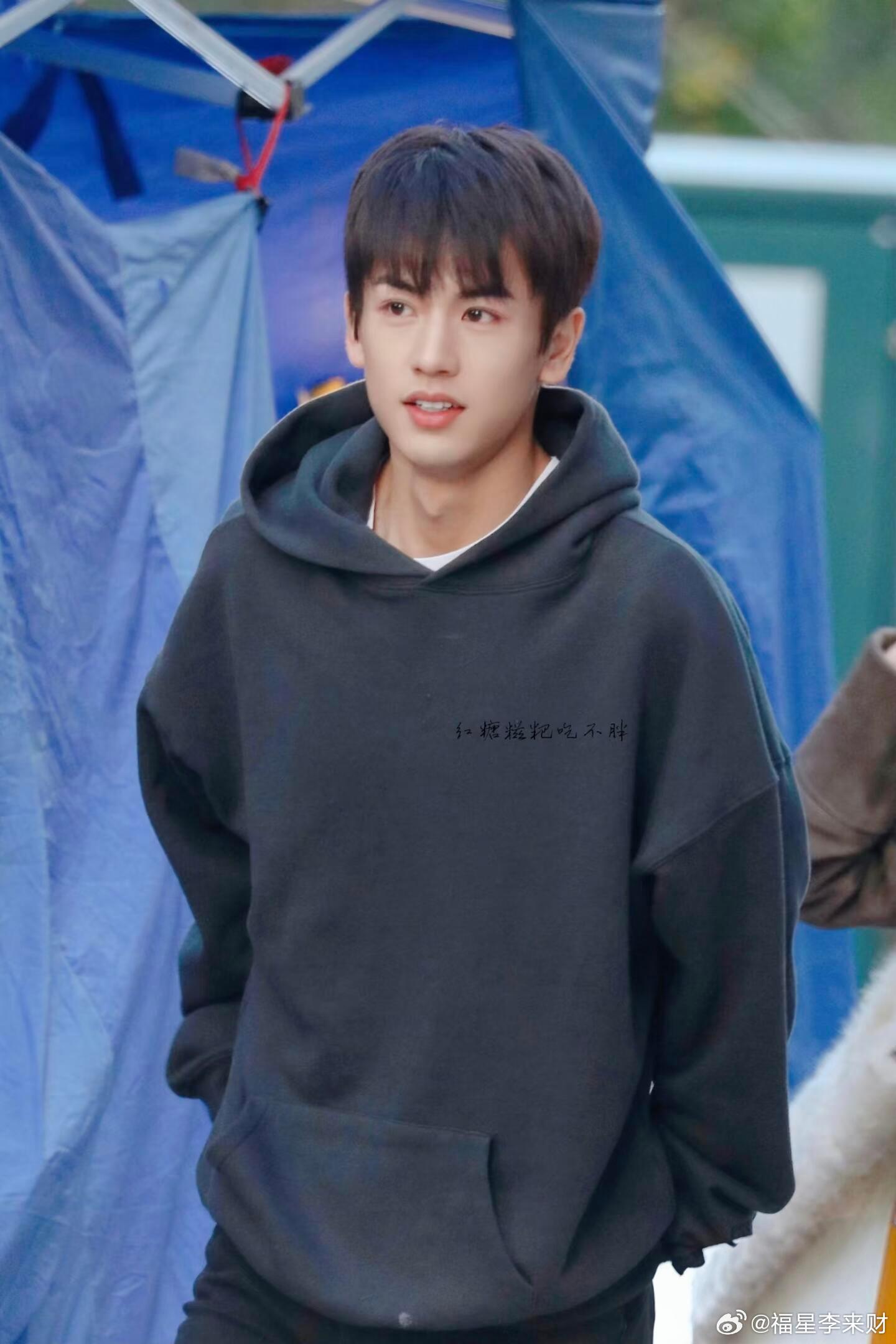 张凌赫以前的照片帅的平易近人|邻居哥哥感以前还是感觉更像邻家哥哥的帅，帅的平易近