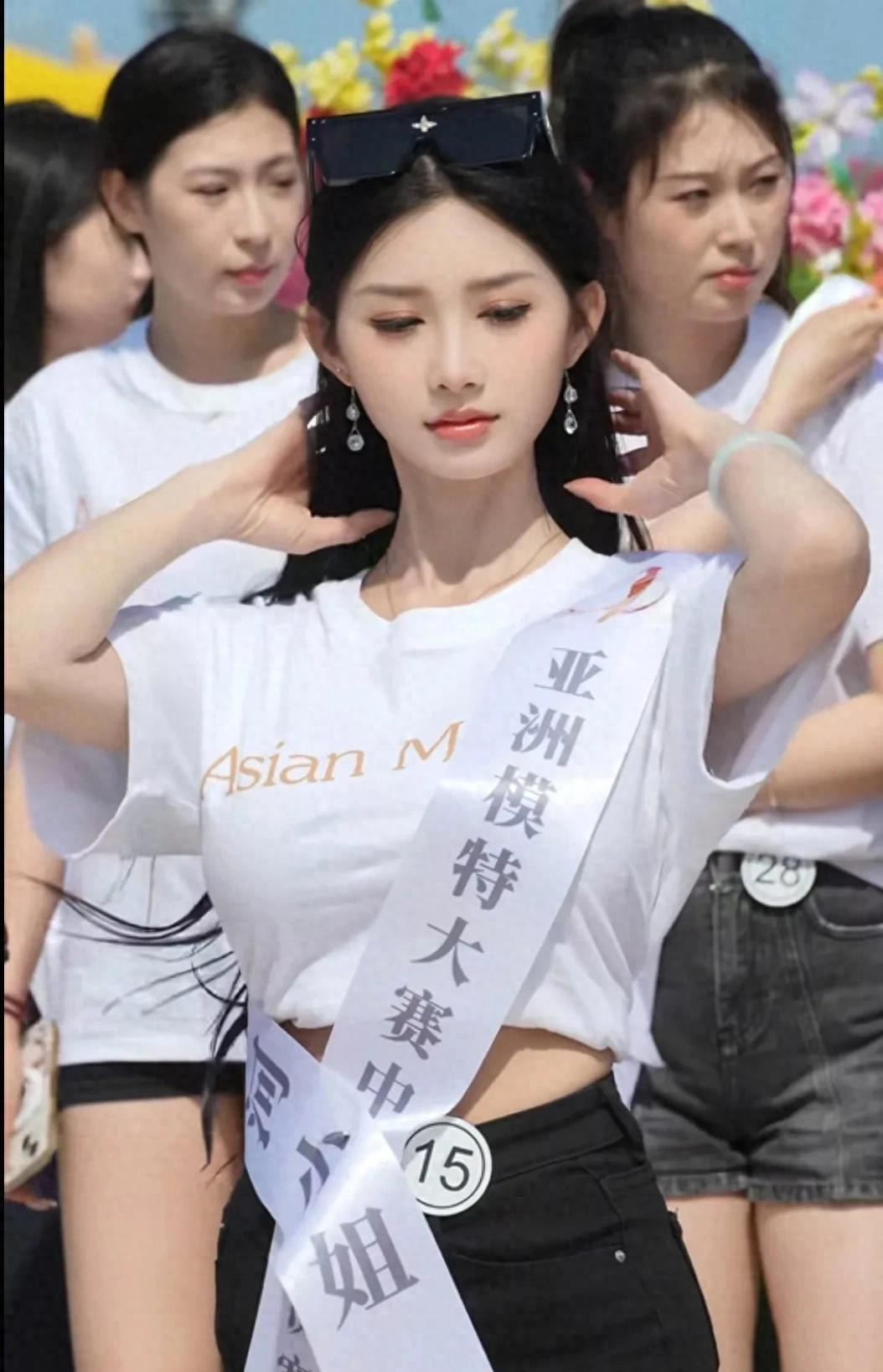 北戴河小姐亚军周彩霞近日情景大片曝光，虽然只是亚军，但是清纯的脸庞还是让人着迷，