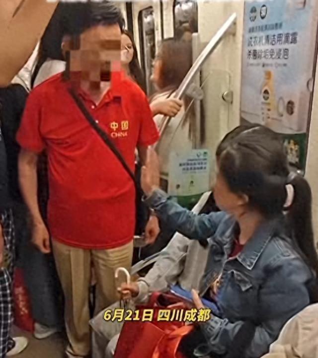 一个座位可以登上热搜，也可以让母亲和女儿提前下车。6月22日成都地铁2号线早