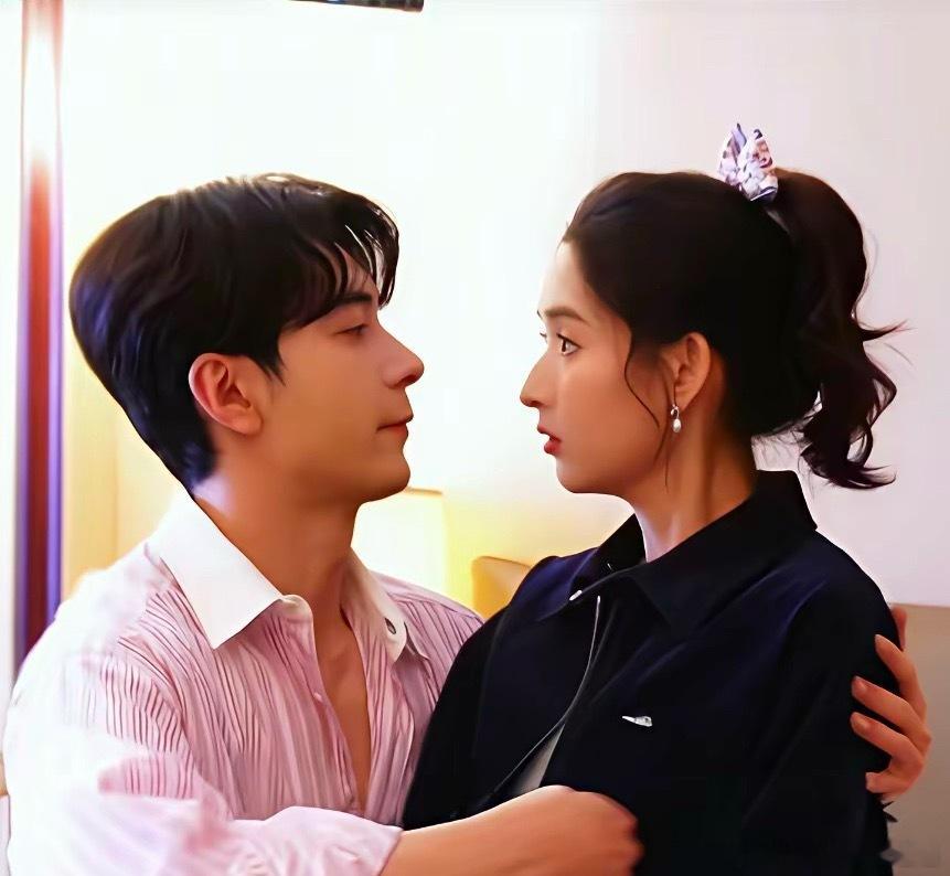 看了《地球超新鲜》，再看《突然的喜欢》，真的有种熟人演戏很难不笑场的感觉。但其实