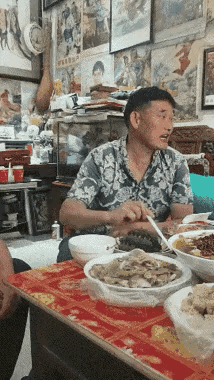 当财富达到一定的高度，很多人不知不觉中开始飘了，大衣哥朱之文也开始把鲍鱼当成家常