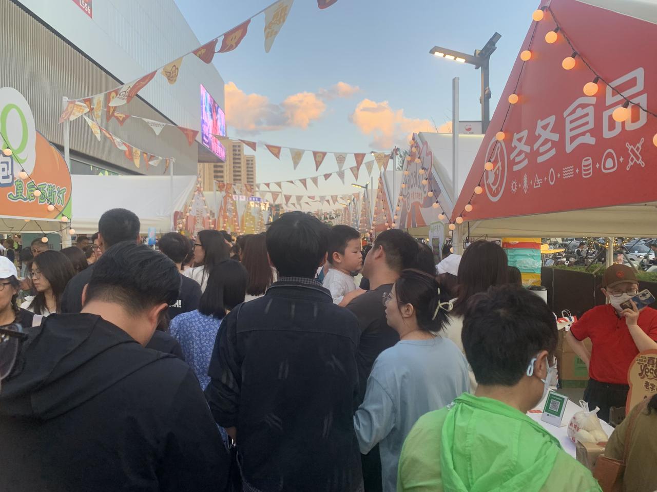 穷人靠富人的施舍根本行不通，我呼吁天下所有的穷人，自己搞一个穷人联盟，不管谁有事