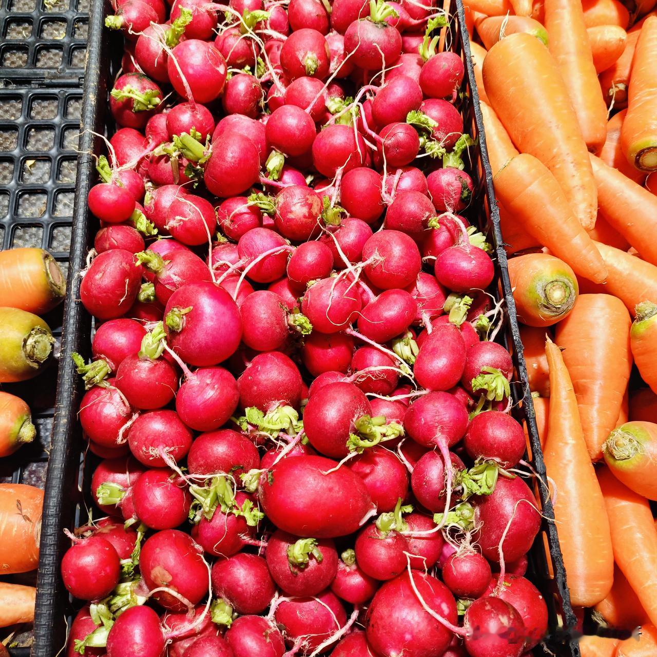 有人认识这个吗？晚上在超市看到的如果不认识我给你们提个醒它和蔬菜放在一起