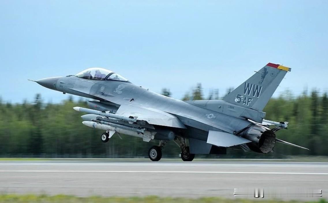 当地时间2月23日上午，驻扎于日本青森县三泽空军基地的6架F-16CM“野鼬鼠”