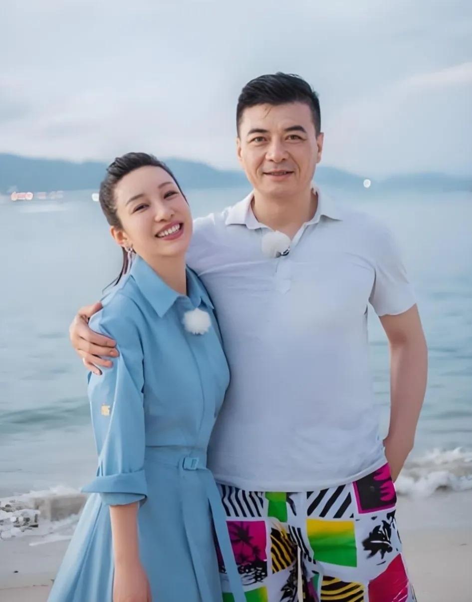 秦海璐曾在节目里红着眼眶说，当年王新军去她家提亲，妈妈拉着他的手说：“我能答应你