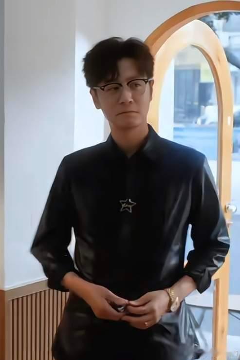 孙骁骁带女儿探班任重，4年没工作自愿在家带娃，当妈后更瘦了