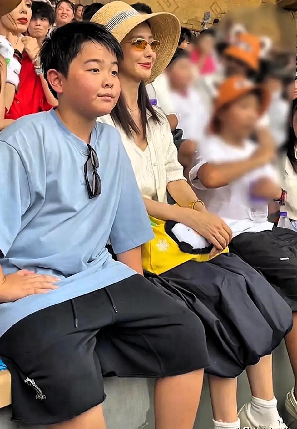 基因真的是好神奇！有网友爆料，在河南郑州银基动物王国，偶遇佟丽娅和她的儿子，3
