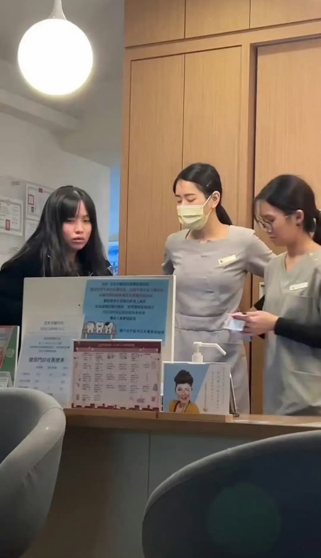 现在私立诊所的前台真的是很漂亮