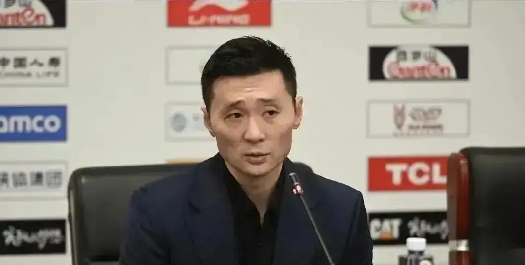 三连败后，刘炜把最后一投给了22岁齐麟球没进，主场嘘声四起。有人骂教练瞎换