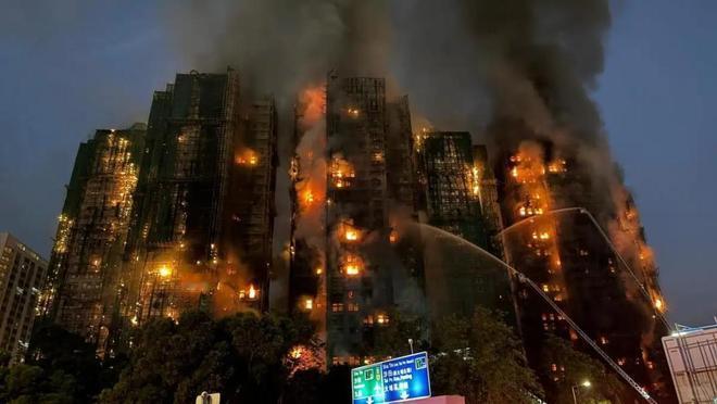 香港火灾后的捐款名单，照见了两代企业家的不同光芒，也映出了超越数字的“公益格局”