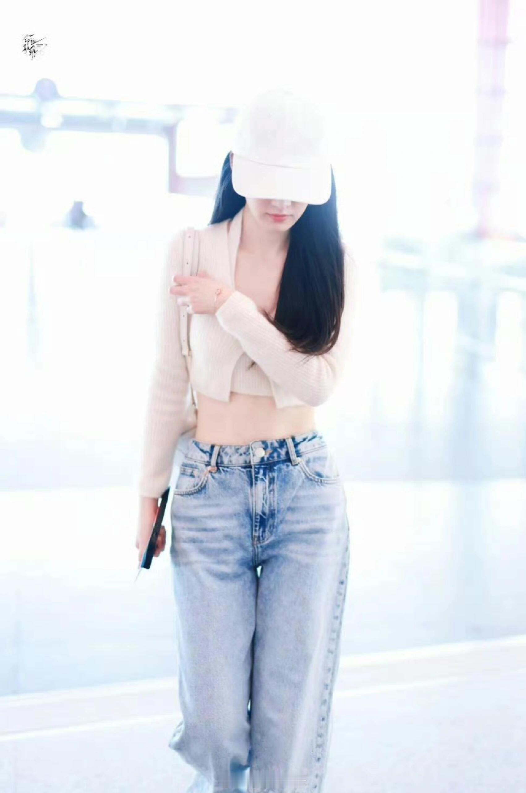 李沁穿搭越来越时尚了