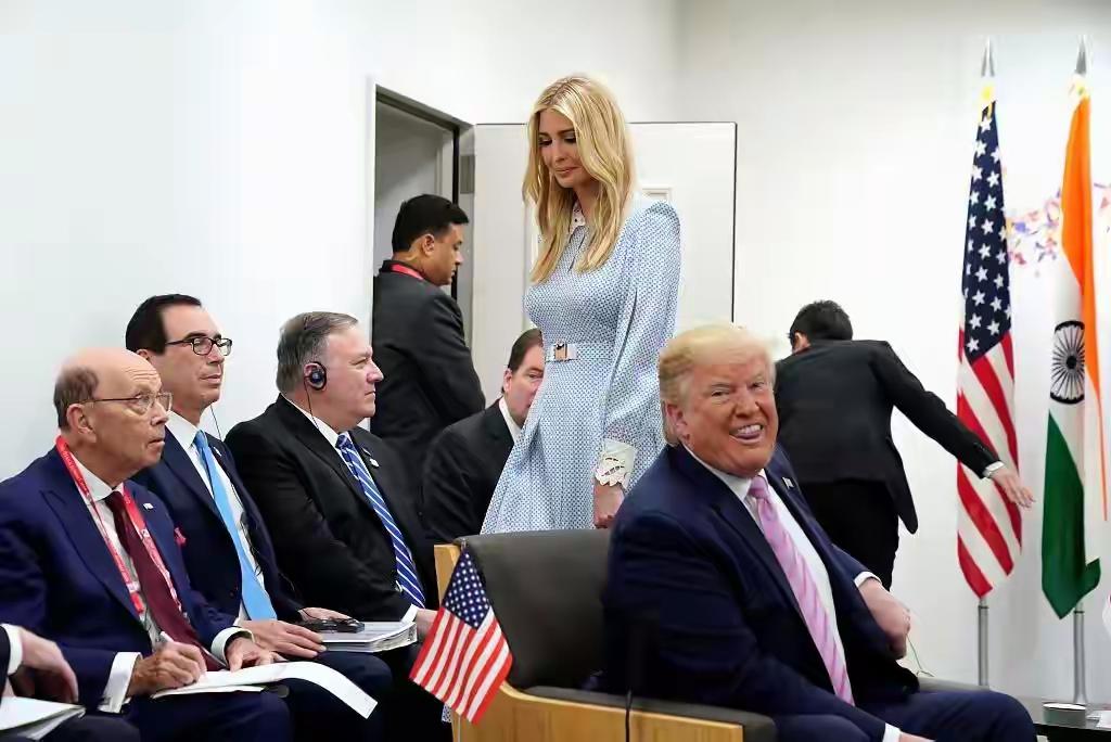 特朗普挺爱做鬼脸的，伊万卡都当妈了，他这个老父亲还有这么多表情包。比如这张照片，